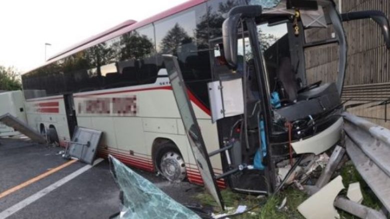 Aksident i rëndë në Austri, autobusi me pasagjerë nga Kosova përplaset me trafik-ndarësen, të paktën 19 të plagosur Aksident i rëndë në Austri, autobusi me pasagjerë nga Kosova përplaset me trafik-ndarësen, të paktën 19 të plagosur