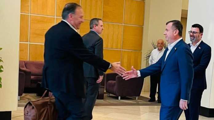 Foto lajm/ Mbërrin në Tiranë Mike Pompeo, nën masa të forta sigurie