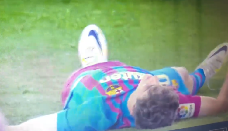 PAMJE TË RËNDA/ Dëmtim i frikshëm për lojtarin e Barcelonës kundër Celta Vigos, ecën 15 metra dhe bie menjëherë në tokë PAMJE TË RËNDA/ Dëmtim i frikshëm për lojtarin e Barcelonës kundër Celta Vigos, ecën 15 metra dhe bie menjëherë në tokë