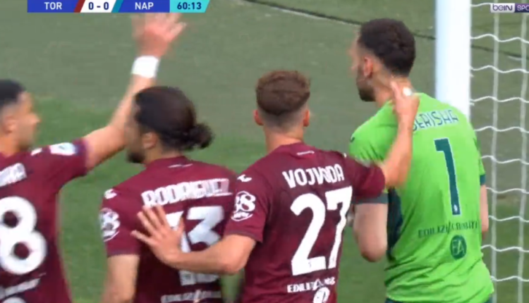 VIDEO/ Etrit Berisha po përjeton “rini të dytë”, i pret penalltinë Insigne dhe shpërthen gjithë stadiumi i Torinos për gardianin shqiptar VIDEO/ Etrit Berisha po përjeton “rini të dytë”, i pret penalltinë Insigne dhe shpërthen gjithë stadiumi i Torinos për gardianin shqiptar