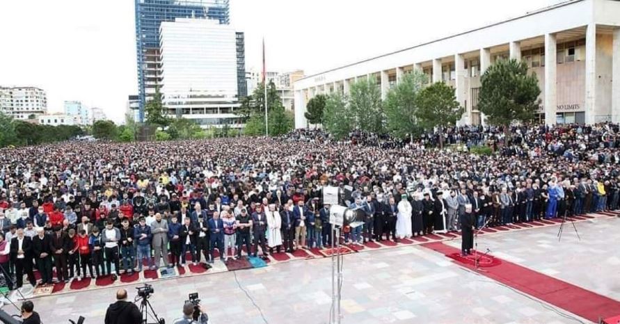Mijëra besimtarë myslimanë falën Fitër Bajramin në Sheshin ‘Skënderbej’ Mijëra besimtarë myslimanë falën Fitër Bajramin në Sheshin ‘Skënderbej’