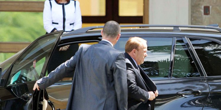 ‘Si e kapi Fatosi “mat” ministrin mbi tavolinë’?! Mitro Çela rrëfen skandalin e turpshëm në qeverinë “Nano”: Ja reagimi epik ‘Si e kapi Fatosi “mat” ministrin mbi tavolinë’?! Mitro Çela rrëfen skandalin e turpshëm në qeverinë “Nano”: Ja reagimi epik