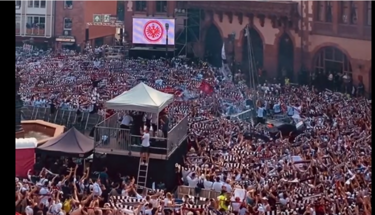 VIDEO/ I gjithë Frankfurti është në festë, tifzoët i bëjnë pritje madhështore ekipit pasi fitoi Europa League-n VIDEO/ I gjithë Frankfurti është në festë, tifzoët i bëjnë pritje madhështore ekipit pasi fitoi Europa League-n
