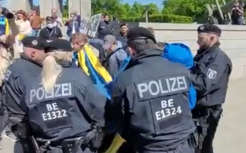 Tubimet anti-ruse/ Gjermania ndalon flamurin ukrainas, ambasadori Melnyk: Shuplakë në fytyrën e popullit tonë Tubimet anti-ruse/ Gjermania ndalon flamurin ukrainas, ambasadori Melnyk: Shuplakë në fytyrën e popullit tonë