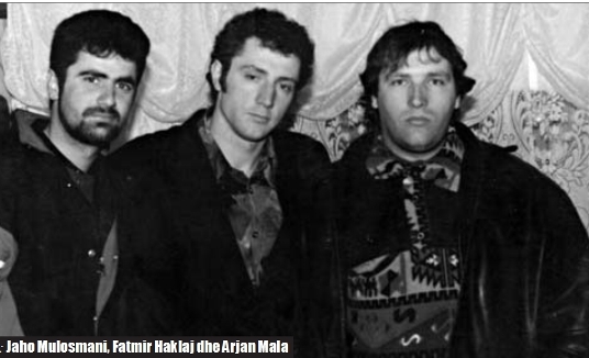 Filmim i rrallë i Fatmir Haklajt, në sofrën e dasmës duke zbrazur në ajër karikatorin e pistoletës (Video) Filmim i rrallë i Fatmir Haklajt, në sofrën e dasmës duke zbrazur në ajër karikatorin e pistoletës (Video)