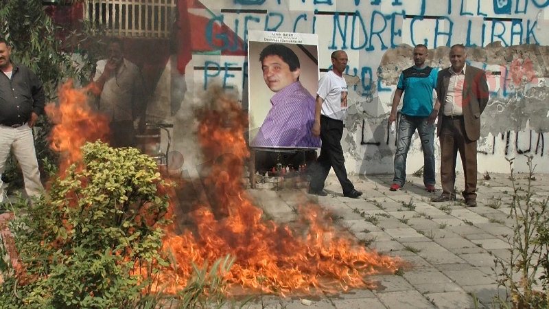 Ministrja i drejtohet Berishës me poezinë e të dënuarit politik për komunistin antikomunist: Je një horr, të grabit sy ndër sy dhe pa turp të bën qorr! Për kolltuk del nga varri lugat Ministrja i drejtohet Berishës me poezinë e të dënuarit politik për komunistin antikomunist: Je një horr, të grabit sy ndër sy dhe pa turp të bën qorr! Për kolltuk del nga varri lugat