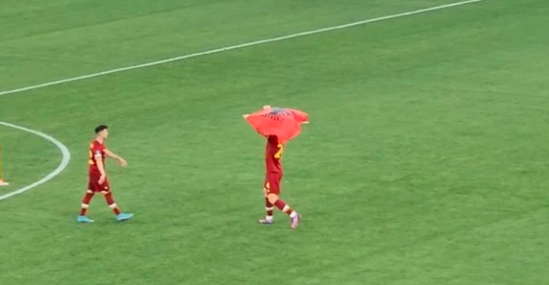 VIDEO/ Pikante nga Air Albania, Kumbulla feston me flamurin kuqezi VIDEO/ Pikante nga Air Albania, Kumbulla feston me flamurin kuqezi