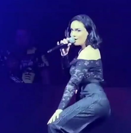 Video/ E “gjuajnë” në fytyrë me…Çfarë ndodhi gjatë koncertit të Xhensila Myrtezajt në Greqi Video/ E “gjuajnë” në fytyrë me…Çfarë ndodhi gjatë koncertit të Xhensila Myrtezajt në Greqi