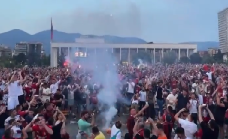 VIDEO/ Të çmendur pas Serisë A, shihni festën e madhe në Sheshin Skënderbej pasi Milani fitoi titullin kampion