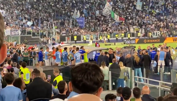 VIDEO/ Largohet drejt Fulham: Stadiumi i Lacios dhe të gjithë shokët e ekipit përcjellin Thomas Strakoshën për largimin VIDEO/ Largohet drejt Fulham: Stadiumi i Lacios dhe të gjithë shokët e ekipit përcjellin Thomas Strakoshën për largimin