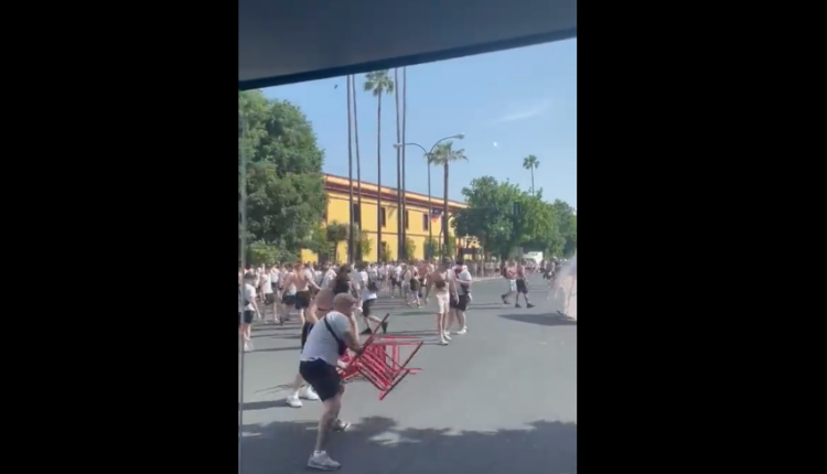 VIDEO/ Duhet të kenë kujdes edhe në Tiranë! Fluturojnë karriket kokës, tifozët përleshen para finales së Europa Leagues