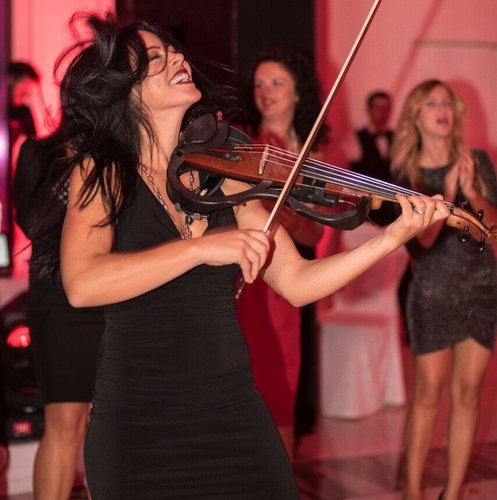 Violinistja e njohur shqiptare: Vajza bëni punë shtëpie, mos rrisni thonjtë e hapni sytë Violinistja e njohur shqiptare: Vajza bëni punë shtëpie, mos rrisni thonjtë e hapni sytë