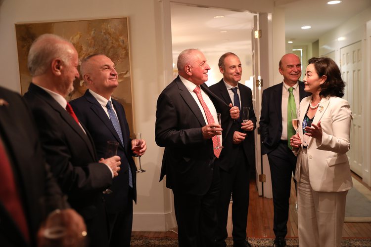 Tre ministra të Berishës në Ambasadë, pa llogaritur Metën Tre ministra të Berishës në Ambasadë, pa llogaritur Metën