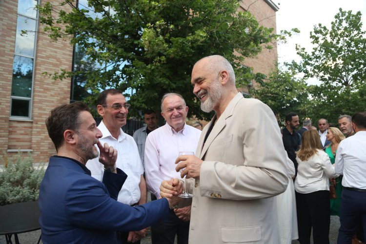 “Ti Erion pse e sulmon partinë”, çfarë nuk u pa nga festa e socialistëve “Ti Erion pse e sulmon partinë”, çfarë nuk u pa nga festa e socialistëve