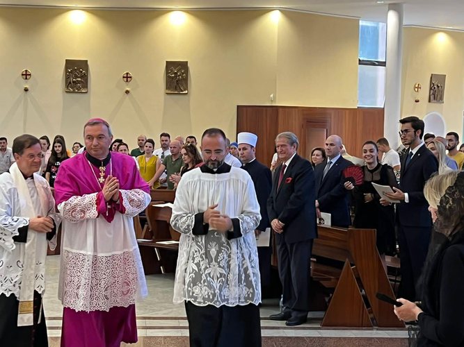 Berisha “thyen embargon”! Pret në zyrë një emigrant nga SHBA dhe merr ftesë nga… Urdhëri Sovran i Maltës Berisha “thyen embargon”! Pret në zyrë një emigrant nga SHBA dhe merr ftesë nga… Urdhëri Sovran i Maltës