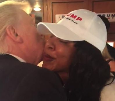 Video/ Trump në telashe serioze, kjo puthje mund ta “fundosë” Video/ Trump në telashe serioze, kjo puthje mund ta “fundosë”