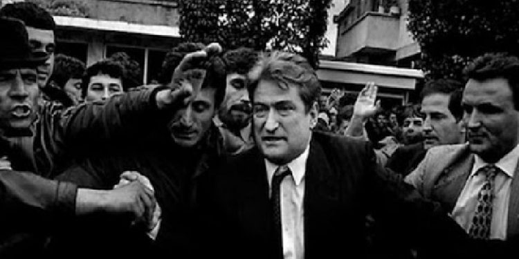 “Non grata” Sali Berisha që e la Shqipërinë “lule” sipas SHBA, po i thotë burgut hapu: Jemi më keq se në vitin 1991, kemi 44 mijë luftëtarë gati për revolta “Non grata” Sali Berisha që e la Shqipërinë “lule” sipas SHBA, po i thotë burgut hapu: Jemi më keq se në vitin 1991, kemi 44 mijë luftëtarë gati për revolta