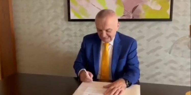 Avokati irritohet: Injorantë, ja pse dekreti i Ilir Metës për Bajram Begajn juridikisht u bë në Shqipëri! Avokati irritohet: Injorantë, ja pse dekreti i Ilir Metës për Bajram Begajn juridikisht u bë në Shqipëri!