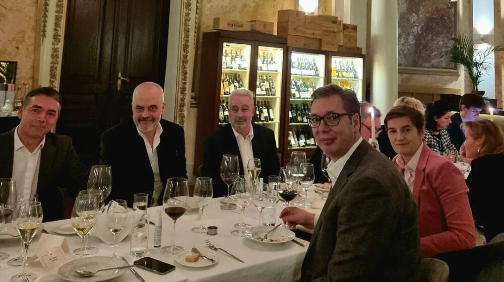 “Dëshirojmë të kemi marrëdhënie miqësore”! Vuçiç për Ballkanin e Hapur: Ka treguar fuqi të madhe të liderit “Dëshirojmë të kemi marrëdhënie miqësore”! Vuçiç për Ballkanin e Hapur: Ka treguar fuqi të madhe të liderit