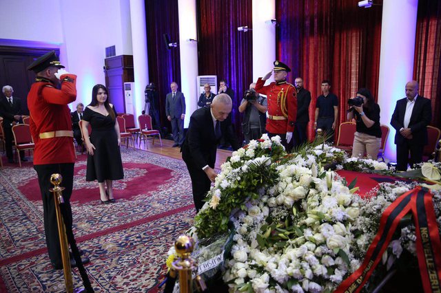 Monika e “ndarë” çift me Brahimllarin! Ilir Meta tallet… me të bijën si Zonja e Parë për homazhe Monika e “ndarë” çift me Brahimllarin! Ilir Meta tallet… me të bijën si Zonja e Parë për homazhe