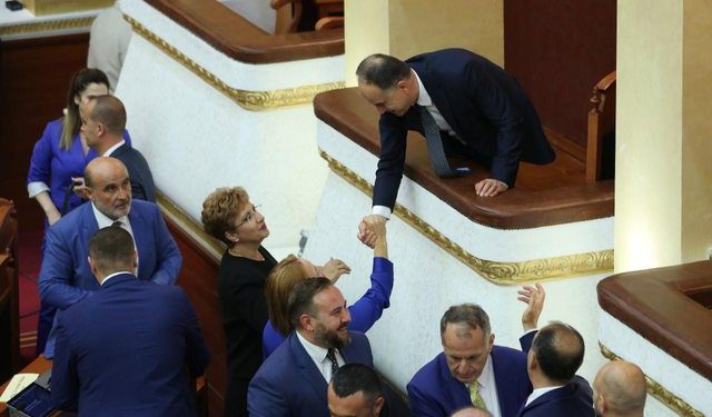 Presidenti, sa skllav aq edhe sheik