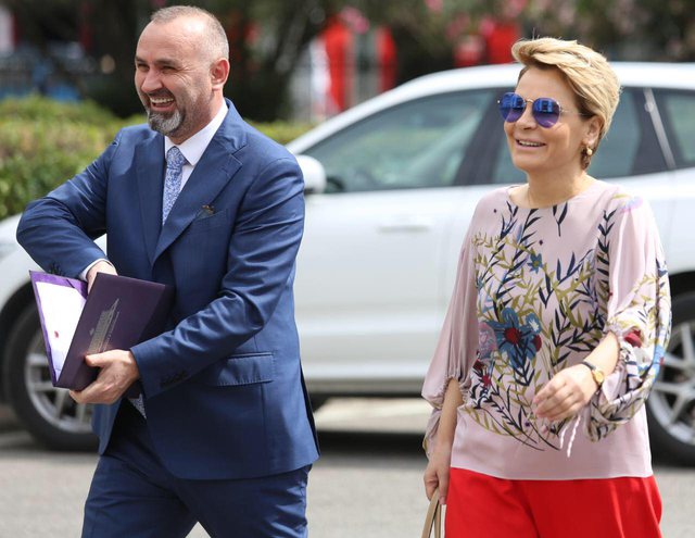 “Paqe” Socialisto-LSI-ste, Ulsi Manja shkrihet me Monika Kryemadhin “Paqe” Socialisto-LSI-ste, Ulsi Manja shkrihet me Monika Kryemadhin