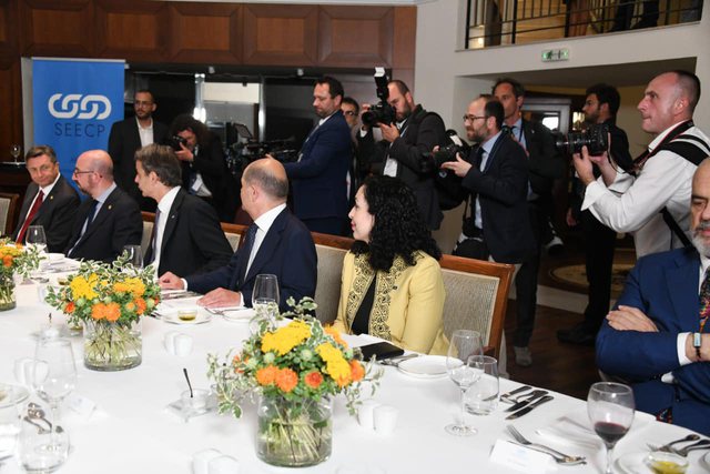 “Dolën çimkat nga rrogozi bëjnë edhe si politikanë”! Njeriu i afërt i Vjosa Osmanit e quan Ramën ‘zëdhënës të qeverisë serbe’ “Dolën çimkat nga rrogozi bëjnë edhe si politikanë”! Njeriu i afërt i Vjosa Osmanit e quan Ramën ‘zëdhënës të qeverisë serbe’