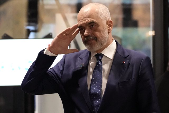 Rama distancohet sepse është patriot Rama distancohet sepse është patriot