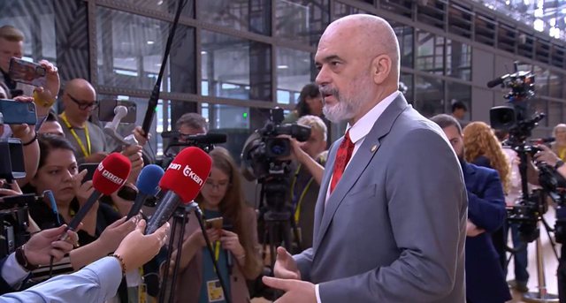 “Kujdes me gjuhën”! Rama i përgjigjet Bullgarisë para heqjes së vetos: Oh, paskeni probleme me të folurën time? Hiqni veto-n ose më duroni “Kujdes me gjuhën”! Rama i përgjigjet Bullgarisë para heqjes së vetos: Oh, paskeni probleme me të folurën time? Hiqni veto-n ose më duroni