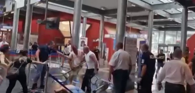 Vandalët që të turpërojnë kudo që shkojnë! Emigrantët shqiptarë shokojnë në aeroport Italinë, as policët nuk i’u bëjnë dot derman