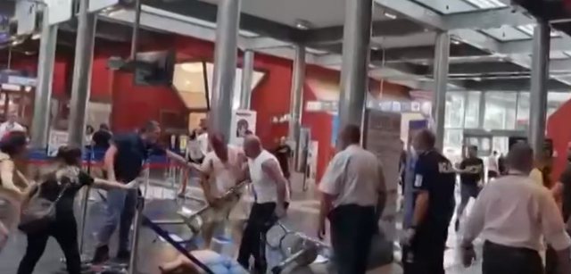 Vandalët që të turpërojnë kudo që shkojnë! Emigrantët shqiptarë shokojnë në aeroport Italinë, as policët nuk i’u bëjnë dot derman Vandalët që të turpërojnë kudo që shkojnë! Emigrantët shqiptarë shokojnë në aeroport Italinë, as policët nuk i’u bëjnë dot derman