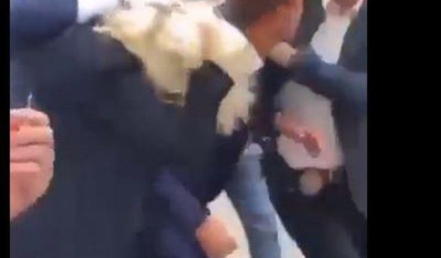 Marine Le Pen përballet me incidentin e rëndë në mes të qytetit, goditet me “breshëri”! Sigurimi e rrethon me urgjencë Marine Le Pen përballet me incidentin e rëndë në mes të qytetit, goditet me “breshëri”! Sigurimi e rrethon me urgjencë