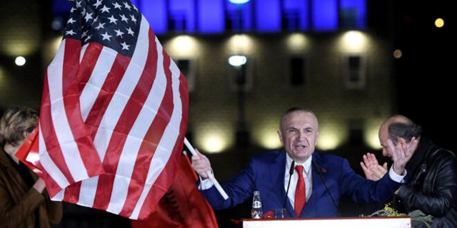 Tjetër “lumë” parash lobimi për të pastruar Metën në SHBA, dekorohet në Presidencë edhe “donatori” Tjetër “lumë” parash lobimi për të pastruar Metën në SHBA, dekorohet në Presidencë edhe “donatori”