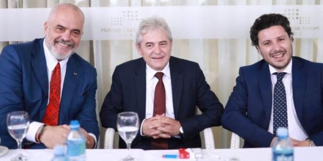 Berat Buzhala ironizon Albin Kurtin: Këta janë “argatë” të Vuçiçit Berat Buzhala ironizon Albin Kurtin: Këta janë “argatë” të Vuçiçit