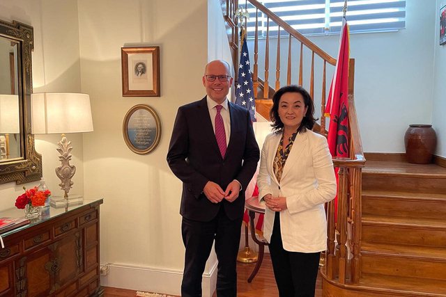 Raportuesi për Shqipërinë në CDU reagon pas vizitës në Tiranë: Nuk bashkëpunojmë me ‘non grata’-t Raportuesi për Shqipërinë në CDU reagon pas vizitës në Tiranë: Nuk bashkëpunojmë me ‘non grata’-t