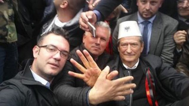 E bën këtë deklaratë tani se i duhen ca mercenarë nga Kosova për 7 korrik! Premton çfarë i vjen në mend: Do firmosim marrëveshjen, të gjithë kosovarët do marrin shtetësinë shqiptare! E bën këtë deklaratë tani se i duhen ca mercenarë nga Kosova për 7 korrik! Premton çfarë i vjen në mend: Do firmosim marrëveshjen, të gjithë kosovarët do marrin shtetësinë shqiptare!