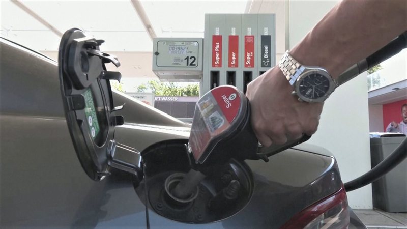 Rritja e çmimeve: Në Shqipëri shteti mbush xhepat! Gjermania ndihmon qytetarët: Ul taksat mbi karburantin Rritja e çmimeve: Në Shqipëri shteti mbush xhepat! Gjermania ndihmon qytetarët: Ul taksat mbi karburantin