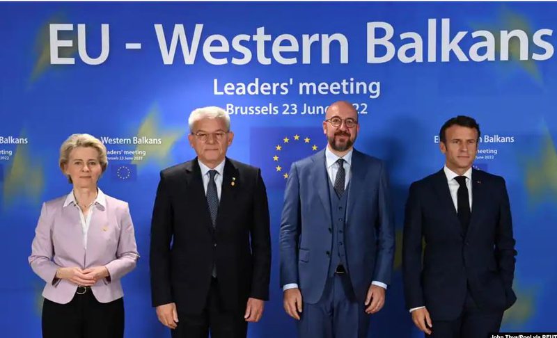 Nëse doni të hyni në BE ose nisni një luftë me fqinjët ose rrezikohen nga ndonjë konflikt i armatosur! Zbulohet lëvizja e re e BE-së: Ja cilit shteti i konfirmoi statusin e kandidatit për anëtarësim të plotë Nëse doni të hyni në BE ose nisni një luftë me fqinjët ose rrezikohen nga ndonjë konflikt i armatosur! Zbulohet lëvizja e re e BE-së: Ja cilit shteti i konfirmoi statusin e kandidatit për anëtarësim të plotë