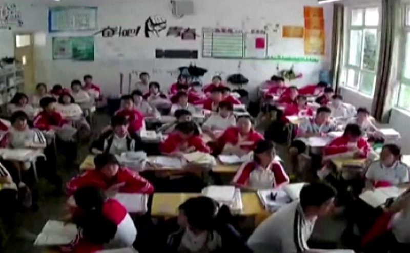 VIDEO/ Tërmeti i fuqishëm me magnitudë 6.1 godet këtë shtet: Shihni si e përjetojnë vogëlushët e një shkolle VIDEO/ Tërmeti i fuqishëm me magnitudë 6.1 godet këtë shtet: Shihni si e përjetojnë vogëlushët e një shkolle