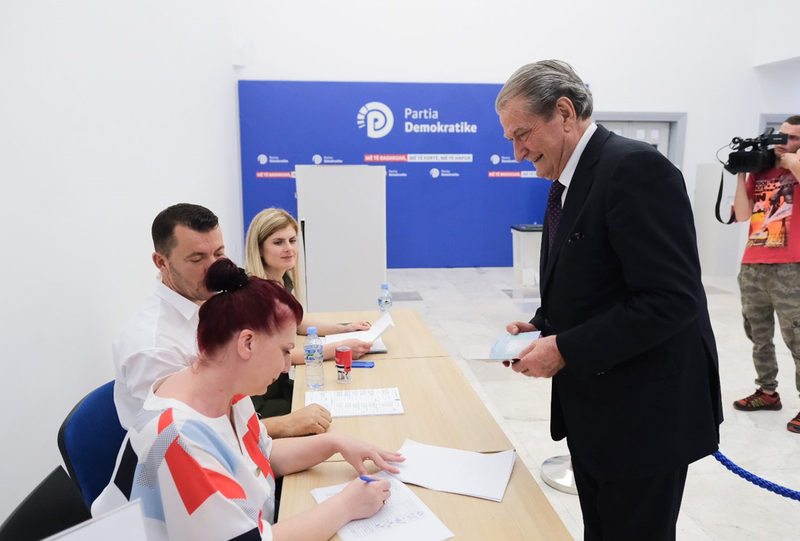 Mblidhet Këshilli i “Foltores”: Noka i vilës 700 mijë euro “rrëmben” postin e Sekretarit të Përgjithshëm të PD! Berisha bën thirrje për protesta, por sulmohet ashpër nga Murrizi Mblidhet Këshilli i “Foltores”: Noka i vilës 700 mijë euro “rrëmben” postin e Sekretarit të Përgjithshëm të PD! Berisha bën thirrje për protesta, por sulmohet ashpër nga Murrizi