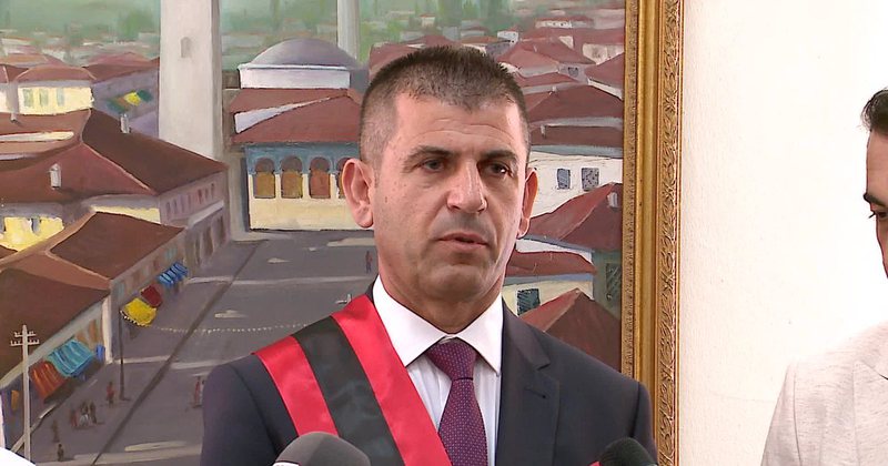 Policia italiane publikon pamjet e operacionit të arrestimit të ish kryebashkiakut të shkarkuar të Vorës (Video) Policia italiane publikon pamjet e operacionit të arrestimit të ish kryebashkiakut të shkarkuar të Vorës (Video)