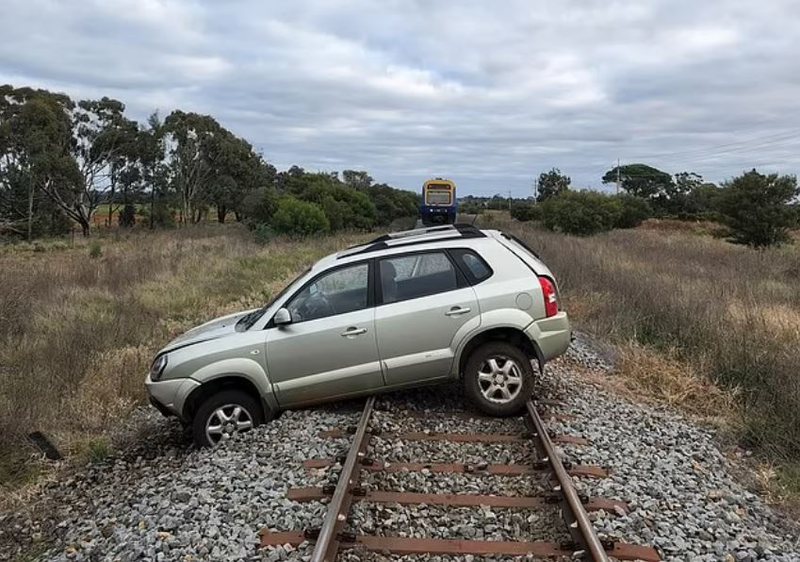 Epike/ I pirë dhe pa patentë, 23-vjeçari i merr makinën shefit dhe e parkon në shinat e trenit Epike/ I pirë dhe pa patentë, 23-vjeçari i merr makinën shefit dhe e parkon në shinat e trenit