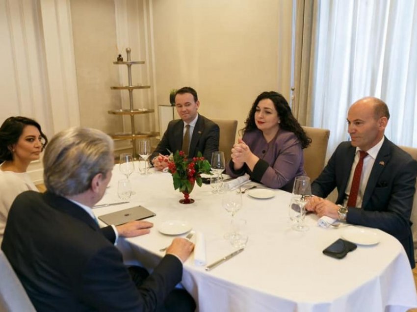 Vjosës së Osmanëve dhe Albinit të “qemaneve” patriotike i’u mjaftojnë fotot me distributorin për makinën serbe të luftës Berisha, për ti bërë karshillik SHBA-së Vjosës së Osmanëve dhe Albinit të “qemaneve” patriotike i’u mjaftojnë fotot me distributorin për makinën serbe të luftës Berisha, për ti bërë karshillik SHBA-së