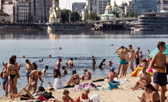 Kievi shijon armëpushimin! Europa shtërngon rrypat: Ukrainasit dynden në plazhet e kryeqytetit! Ndërsa në lindje sipas Zelenskyt… vijojnë bombardimet Kievi shijon armëpushimin! Europa shtërngon rrypat: Ukrainasit dynden në plazhet e kryeqytetit! Ndërsa në lindje sipas Zelenskyt… vijojnë bombardimet