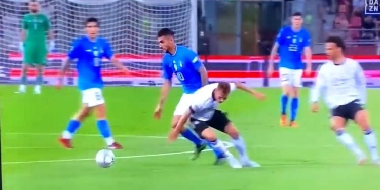 VIDEO/ Pelegrini bën spektakël dhe turpëron gjermanët, u kalon dy herë rresht topin mes këmbëve VIDEO/ Pelegrini bën spektakël dhe turpëron gjermanët, u kalon dy herë rresht topin mes këmbëve