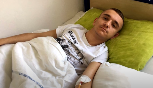 Kanceri rrezikon t’i marrë jetën 16-vjeçarit/ Nëna mes lotëve: Më ndihmoni, djali tjetër dhe bashkëshorti vdiqën për të njëjtën arsye. Nuk mundem më! Kanceri rrezikon t’i marrë jetën 16-vjeçarit/ Nëna mes lotëve: Më ndihmoni, djali tjetër dhe bashkëshorti vdiqën për të njëjtën arsye. Nuk mundem më!