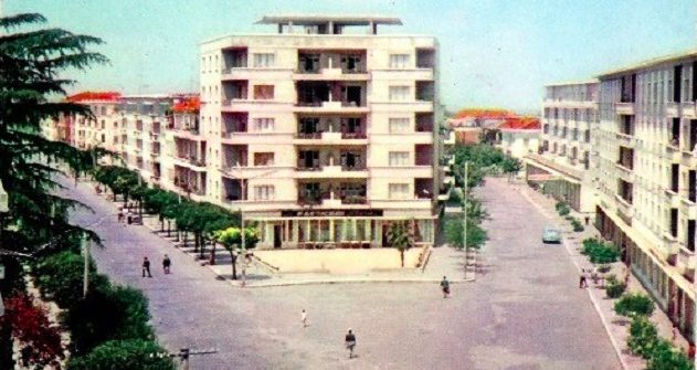 “Kafe Flora”, ana tjetër e medaljes së saj në kryeqytetin “nën kontroll” “Kafe Flora”, ana tjetër e medaljes së saj në kryeqytetin “nën kontroll”