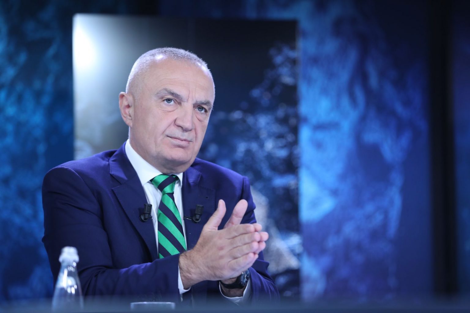 “Koka në Stamboll, trupi në Janinë”, Meta ironizon deklaratën e Berishës: Mbetet pjellor jo vetëm në fushën e mjekësisë, por dhe të letërsisë “Koka në Stamboll, trupi në Janinë”, Meta ironizon deklaratën e Berishës: Mbetet pjellor jo vetëm në fushën e mjekësisë, por dhe të letërsisë