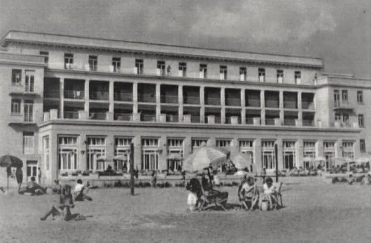 “Te Hotel ‘Adriatik’-u, krenaria e ‘Albturist’, uji vjen me cisternë, plazhi publik s’ka çadra, por çarçafë të lidhur në katër shkopinj dhe rroba banje të qepura vetë me…”! “Te Hotel ‘Adriatik’-u, krenaria e ‘Albturist’, uji vjen me cisternë, plazhi publik s’ka çadra, por çarçafë të lidhur në katër shkopinj dhe rroba banje të qepura vetë me…”!