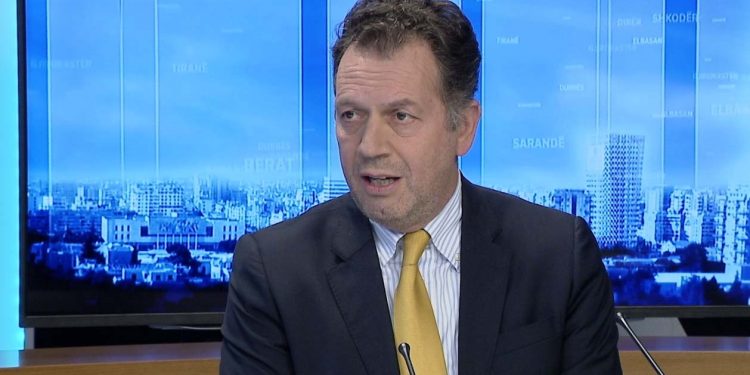 Ish-deputeti i PD sms ministres Balluku: Kemi ngelur në Paris, avioni me 2 orë vonesë. Këta bastardë na konsiderojnë popull dele Ish-deputeti i PD sms ministres Balluku: Kemi ngelur në Paris, avioni me 2 orë vonesë. Këta bastardë na konsiderojnë popull dele